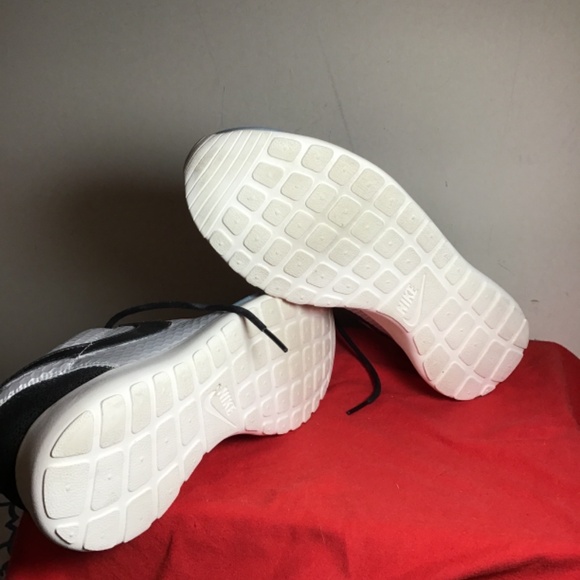 😎Nike’s women’s Roshe One LX, size 11, see pics, some scuffs/scratches - Picture 4 of 7